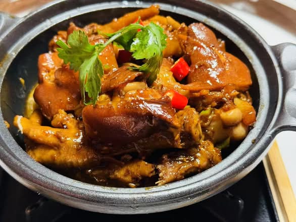 手牵手砂锅煲 Pig's Trotter Chicken Feet Casserole